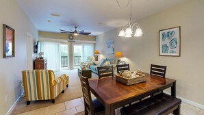 Rumah, Beberapa Tempat Tidur (Three-Bedroom Apartment) | Makan di kamar