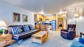 House, Multiple Beds (One-Bedroom Apartment) | Living room