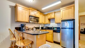 Unclassified image, 3 of 42, button - Apartment (Rockaway Beach)