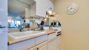 Rumah, 1 Tempat Tidur Queen dengan tempat tidur Sofa (Apartment) | Dapur pribadi