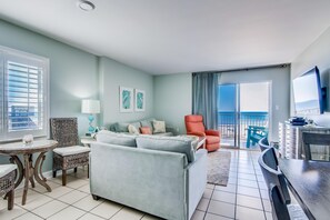 House, Multiple Beds (One-Bedroom Apartment) | Living room