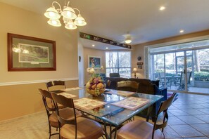 House, Multiple Beds (Three-Bedroom Apartment) | In-room dining