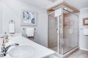 House, Multiple Beds (Apartment) | Bathroom