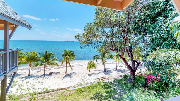 Property grounds - Two-bedroom Apartment (Guanaja)