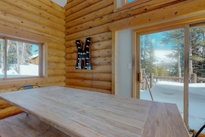House, Multiple Beds (Three-Bedroom Apartment) | In-room dining