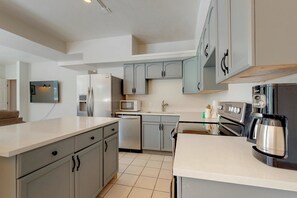 House, Multiple Beds (Two-Bedroom Apartment) | Private kitchen