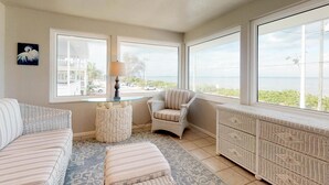 하우스, 킹사이즈침대 1개 및 소파베드 (One-Bedroom House) | 거실