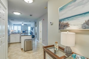 บ้านพัก, หลายเตียง (Two-Bedroom Apartment) | ทางเดิน