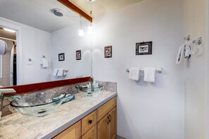 House, Multiple Beds (One-Bedroom Apartment) | Bathroom