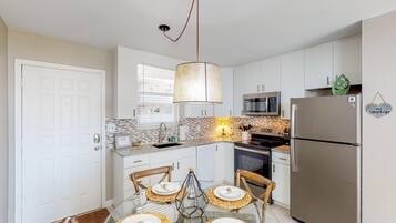 House, Multiple Beds (Studio) | Private kitchen