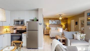 House, Multiple Beds (Studio) | Private kitchen