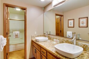 House, Multiple Beds (Three-Bedroom Apartment) | Bathroom - Three-bedroom Apartment (Mammoth Lakes)