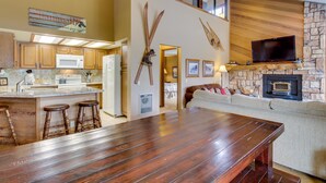 Unclassified image, 2 of 1000, button - Three-bedroom Apartment (Mammoth Lakes)