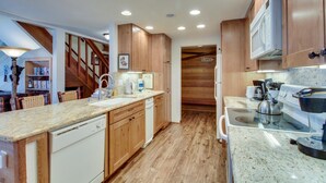Unclassified image, 5 of 1000, button - Three-bedroom Apartment (Mammoth Lakes)