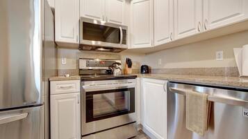 House, Multiple Beds (Two-Bedroom Apartment) | Private kitchen