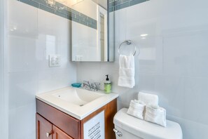 하우스, 킹사이즈침대 1개 및 소파베드 (One-Bedroom House) | 욕실