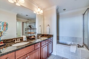 Hus - flere senge (Two-Bedroom Apartment) | Badeværelse