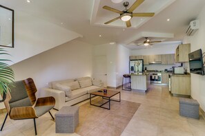 Nhà, 2 giường cỡ queen (Two-Bedroom House) | Khu phòng khách