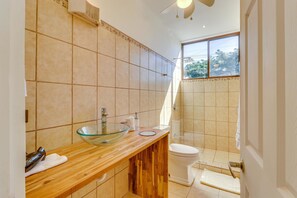 House, 2 Queen Beds (Two-Bedroom House) | Bathroom
