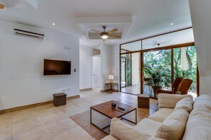 House, 2 Queen Beds (Two-Bedroom House) | Living room