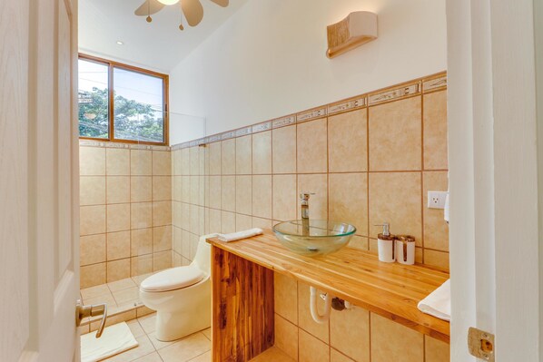 House, 2 Queen Beds (Two-Bedroom House) | Bathroom