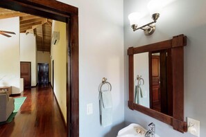 House, Berbilang Katil (Four Bedroom) | Bilik Mandi