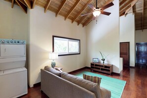 House, Berbilang Katil (Four Bedroom) | Ruang tamu