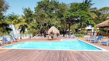 Kolam renang outdoor