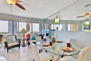 Rumah, Beberapa Tempat Tidur (One-Bedroom Apartment) | Makan di kamar