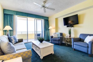 House, 1 King Bed with Sofa bed (One-Bedroom Apartment) | Living area