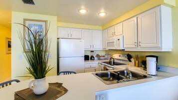 House, 1 King Bed with Sofa bed (One-Bedroom Apartment) | Private kitchen