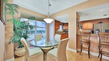 House, Multiple Beds (Two-Bedroom House) | In-room dining