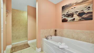 Casa, letti multipli (Two-Bedroom House) | Vasca da bagno a immersione totale