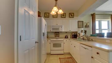 House, Multiple Beds (Three-Bedroom Apartment) | Private kitchen