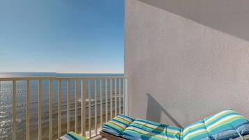 House, 1 King Bed with Sofa bed (Two-Bedroom Apartment) | Balcony