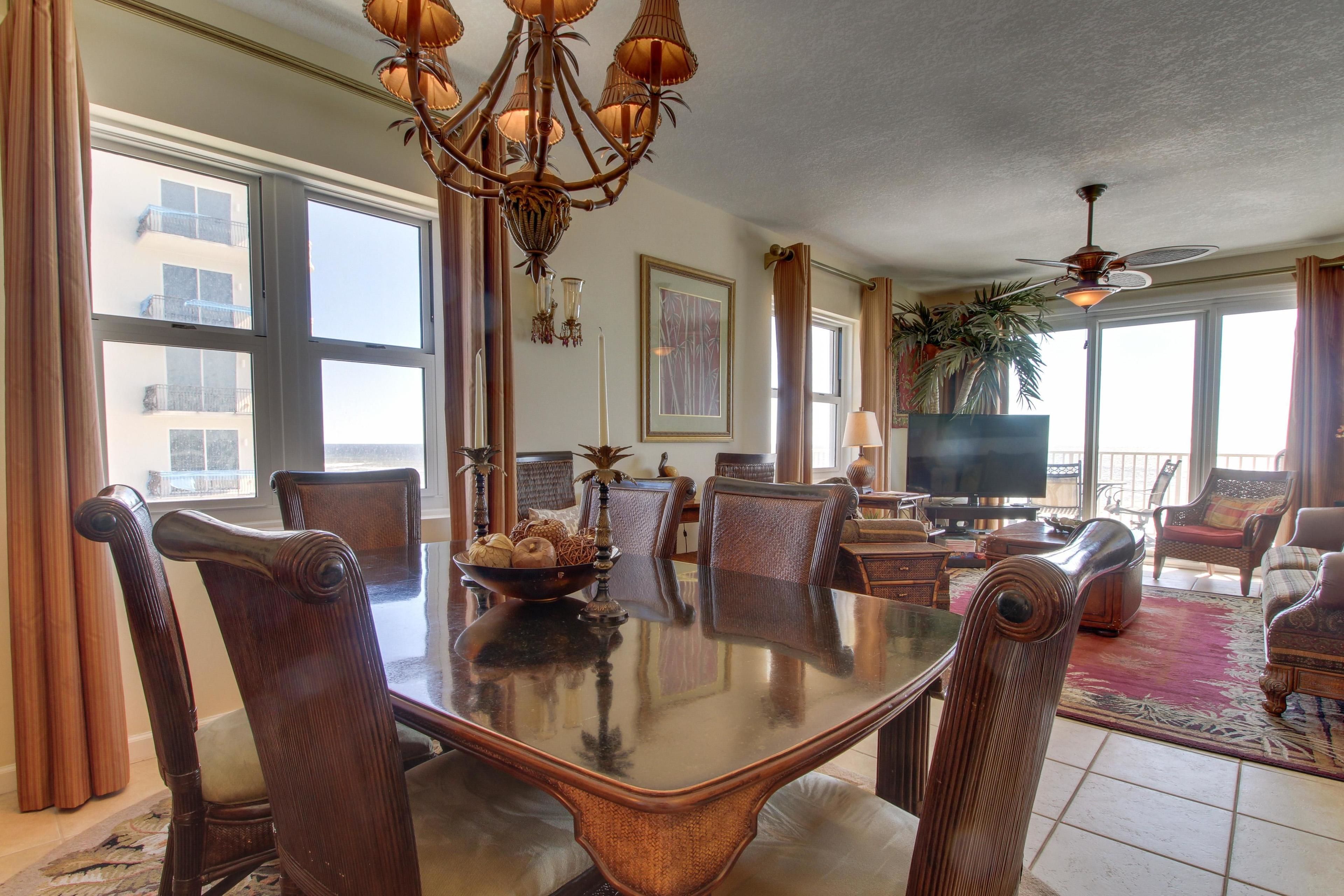 House, Multiple Beds (Three-Bedroom Apartment) | In-room dining