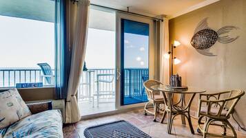 House, 1 Queen Bed with Sofa bed (Studio with Balcony) | In-room dining