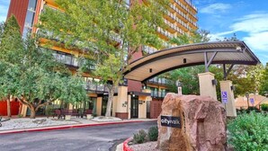 Property grounds - Two-bedroom Apartment (Colorado Springs)