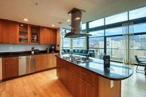 Talo, useita sänkyjä (Two-Bedroom Apartment) | Yksityinen keittiö