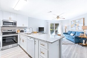 House, 1 King Bed with Sofa bed (Two-Bedroom House) | Private kitchen