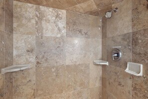 House, 1 Queen Bed with Sofa bed (One-Bedroom Apartment) | Bathroom shower