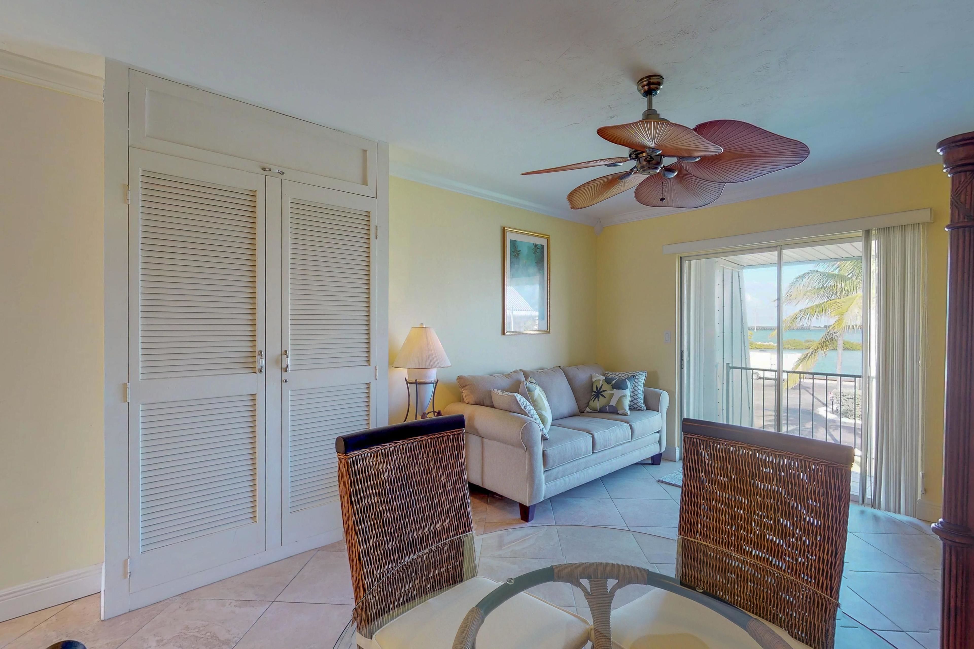 Rumah, 1 Tempat Tidur Queen dengan tempat tidur Sofa (One-Bedroom Apartment) | Makan di kamar