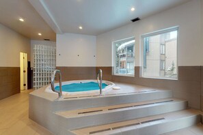 Huis, 1 kingsize bed met slaapbank (Two-Bedroom Apartment) | Spabad binnen