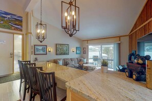 House, 1 King Bed with Sofa bed (Two-Bedroom Apartment) | Private kitchen