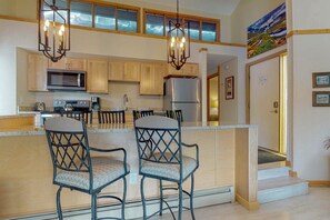 House, 1 King Bed with Sofa bed (Two-Bedroom Apartment) | In-room dining