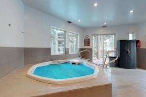 House, 1 King Bed with Sofa bed (Two-Bedroom Apartment) | Indoor spa tub