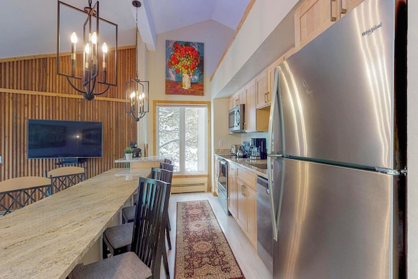House, 1 King Bed with Sofa bed (Two-Bedroom Apartment) | Private kitchen