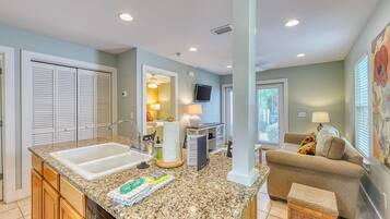 House, 1 Queen Bed with Sofa bed (One-Bedroom House) | Private kitchen