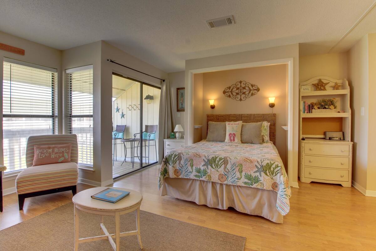 House, 1 Queen Bed with Sofa bed (Two-Bedroom House)