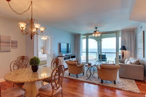 Rumah, Beberapa Tempat Tidur (Two-Bedroom Apartment) | Area keluarga